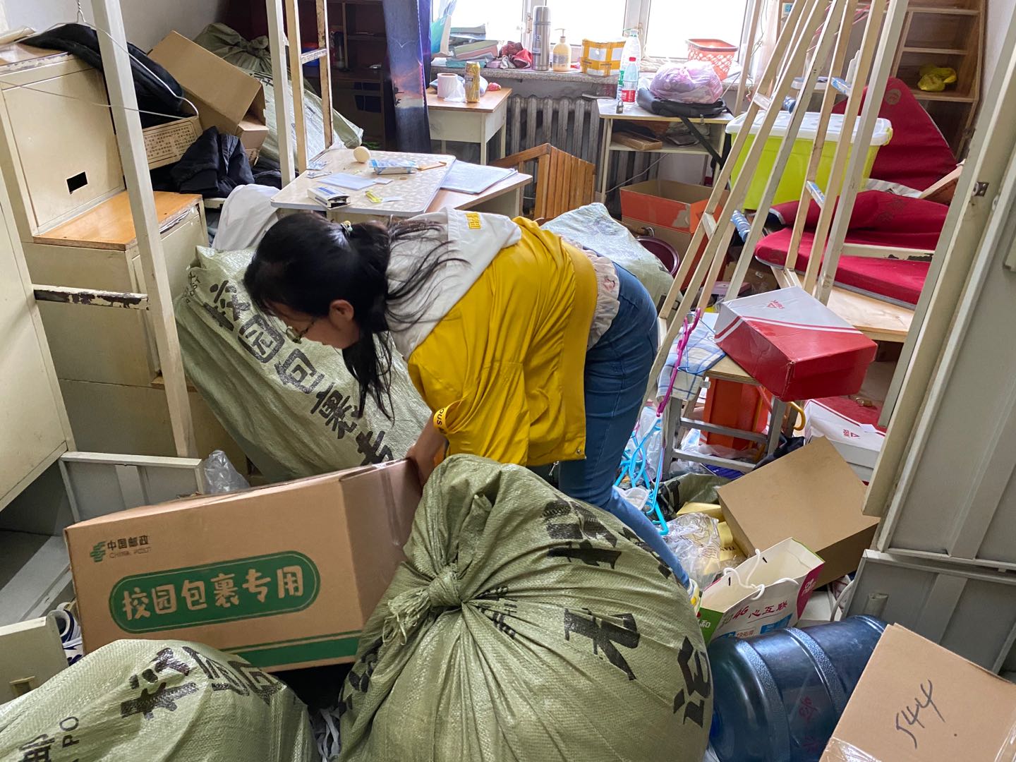 建工学院辅导员为毕业生打包行李