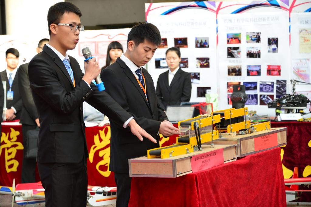 我校第十一届大学生"收获金秋"科技创新节开幕